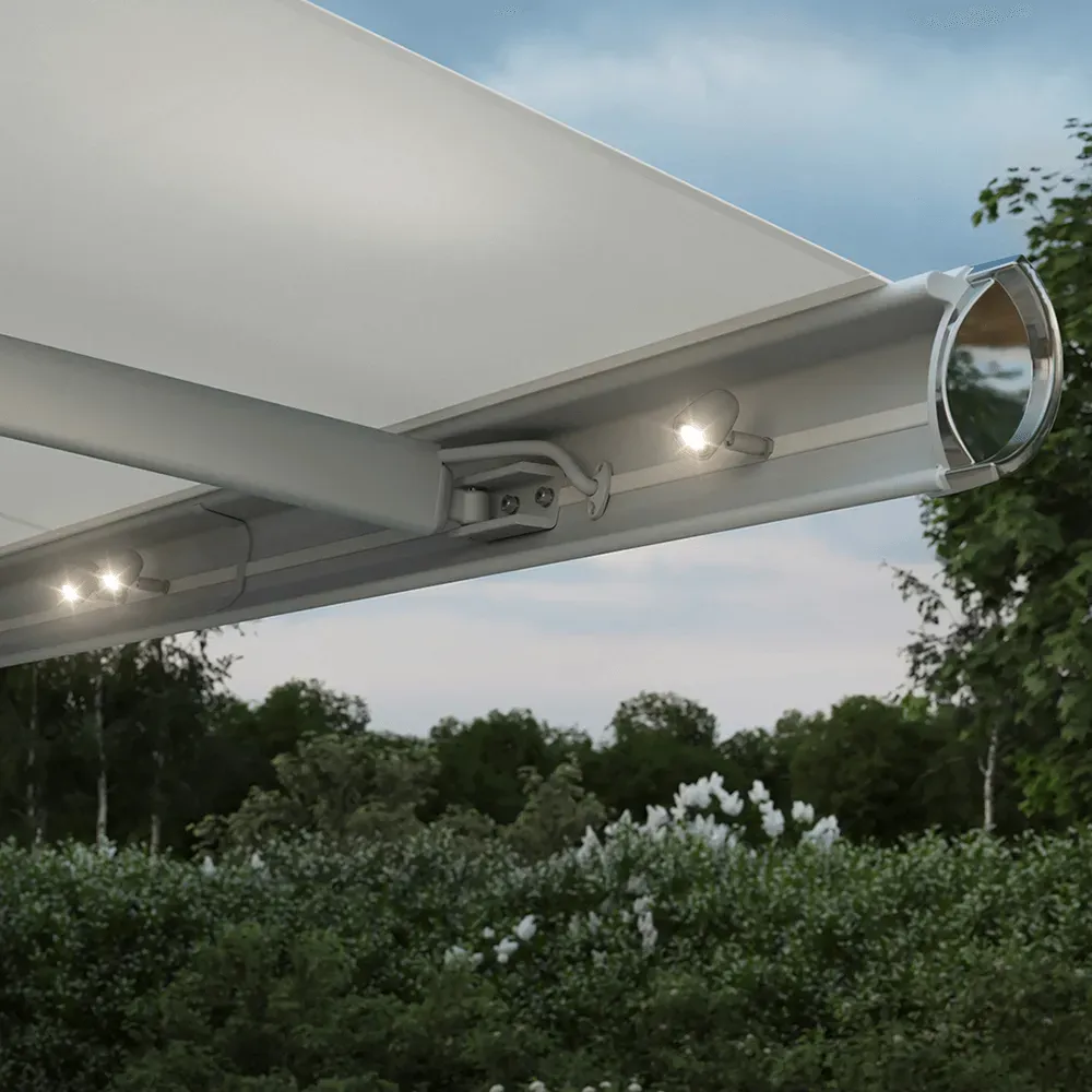 Eine weiße Markise hängt über einem üppigen grünen Wald