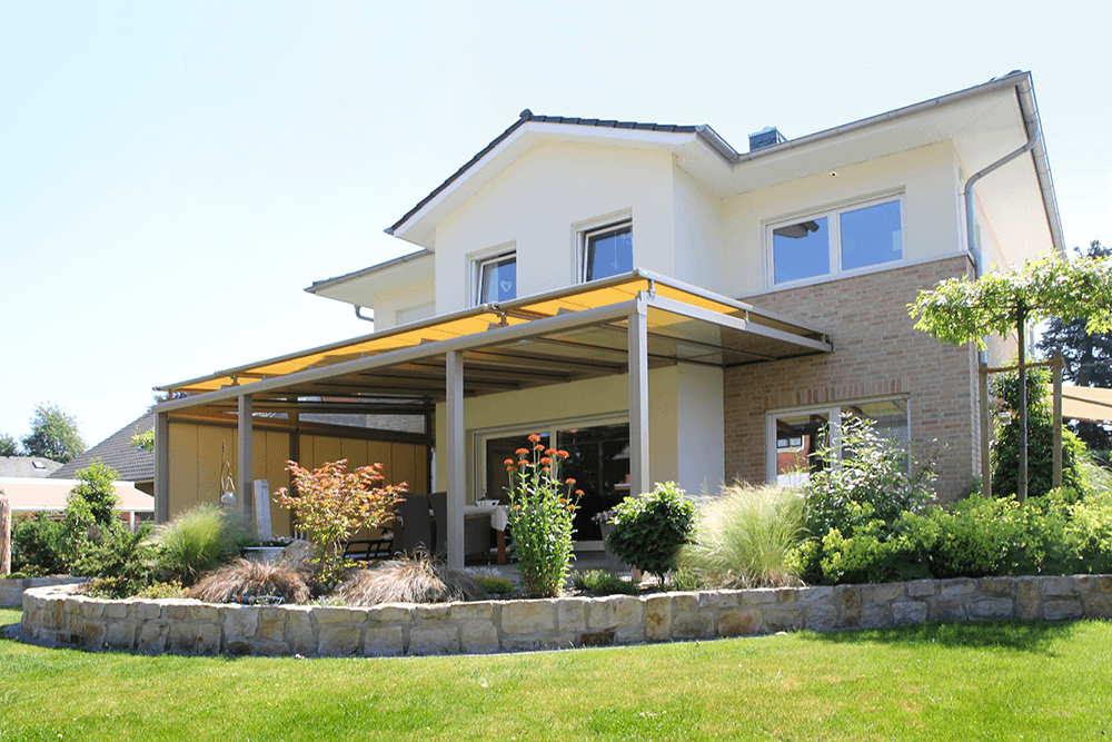 Ein großes Haus mit einer großen Wiese davor.