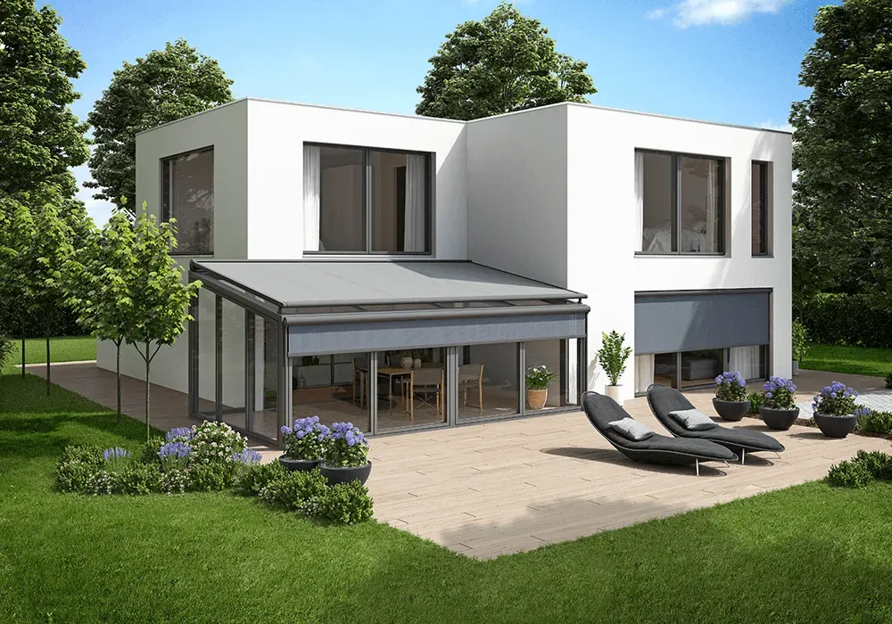 Ein weißes Haus mit einer großen Terrasse davor.