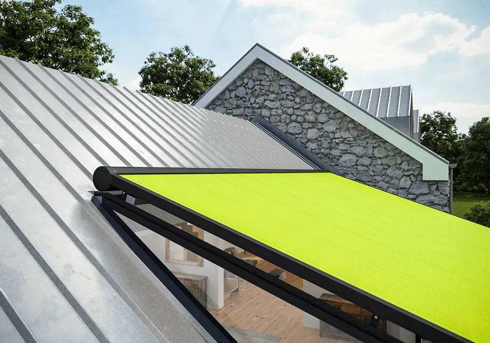 Ein Haus mit einer grünen Markise auf dem Dach