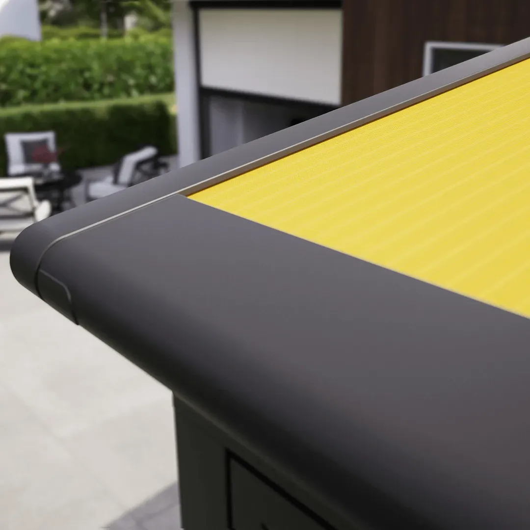 Ein gelb-schwarzer Tisch mit schwarzem Rand