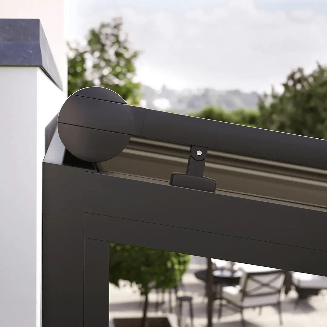 Eine schwarze Pergola ist an einem weißen Gebäude befestigt