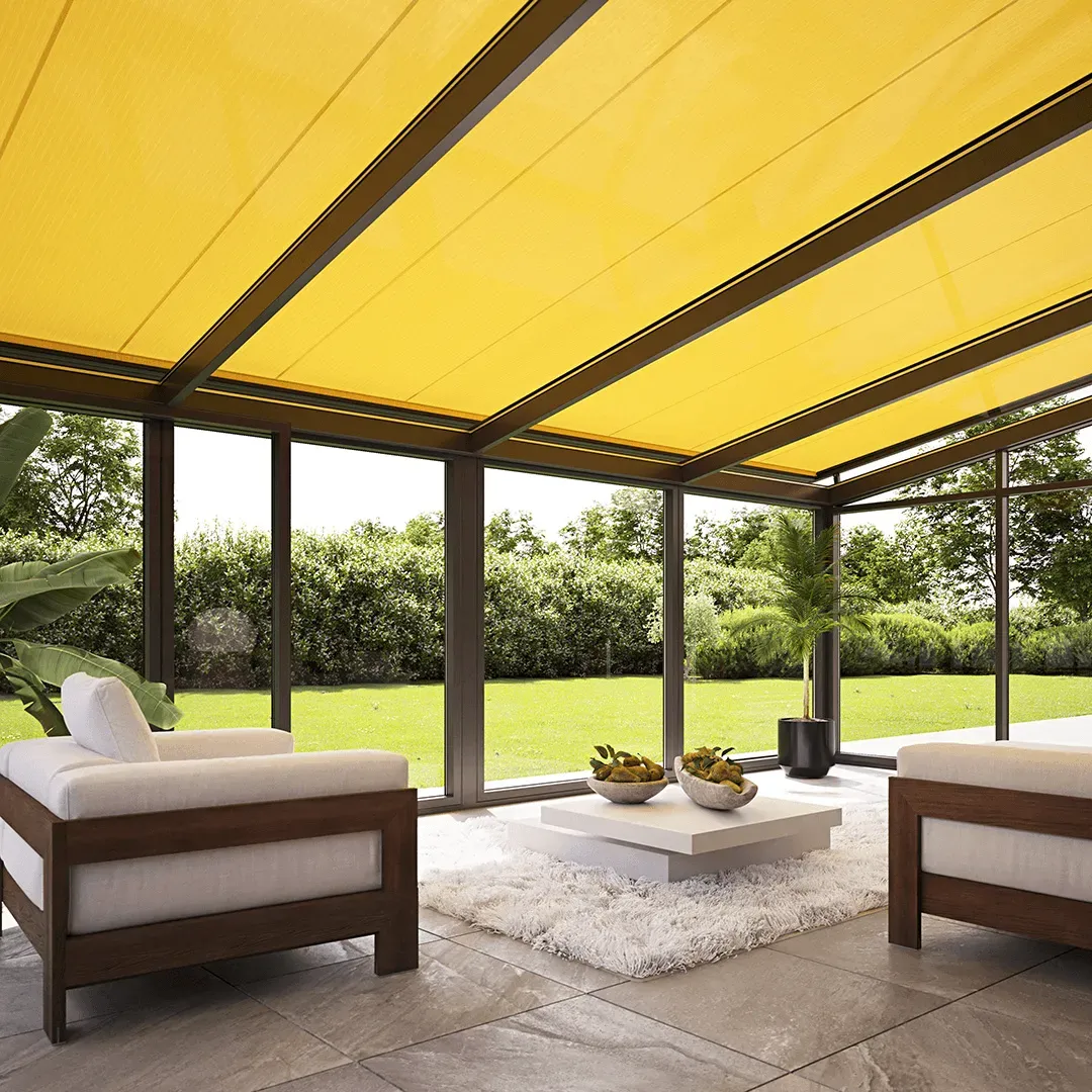 Ein Wohnzimmer mit zwei Stühlen und einem Tisch unter einer gelben Markise