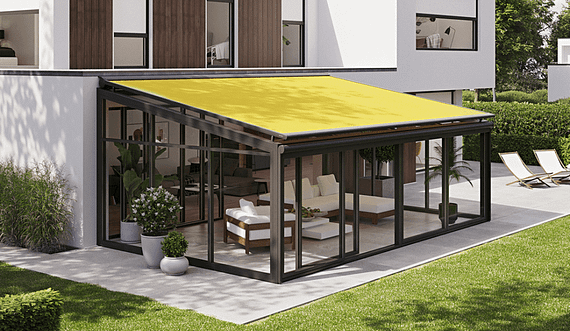 Ein Haus mit einem Wintergarten mit einer gelben Markise darüber.