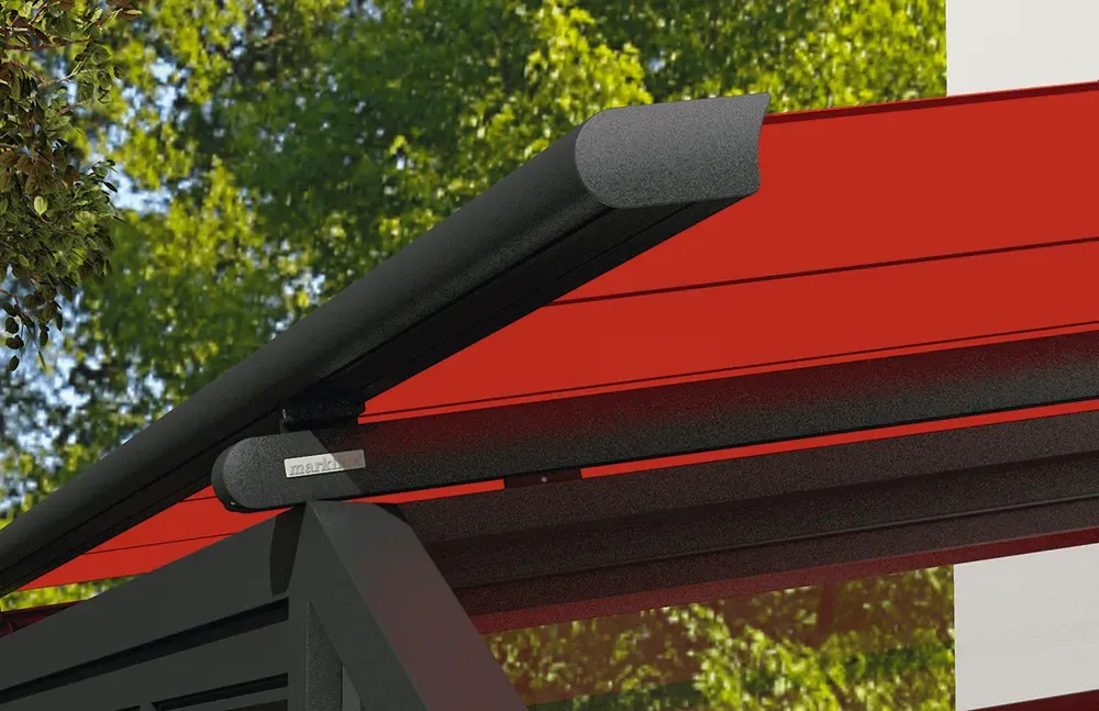 Eine Nahaufnahme einer roten Markise mit Bäumen im Hintergrund