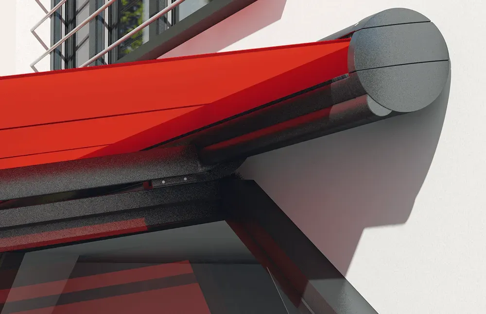 Eine rote Markise befindet sich an der Seite eines Gebäudes