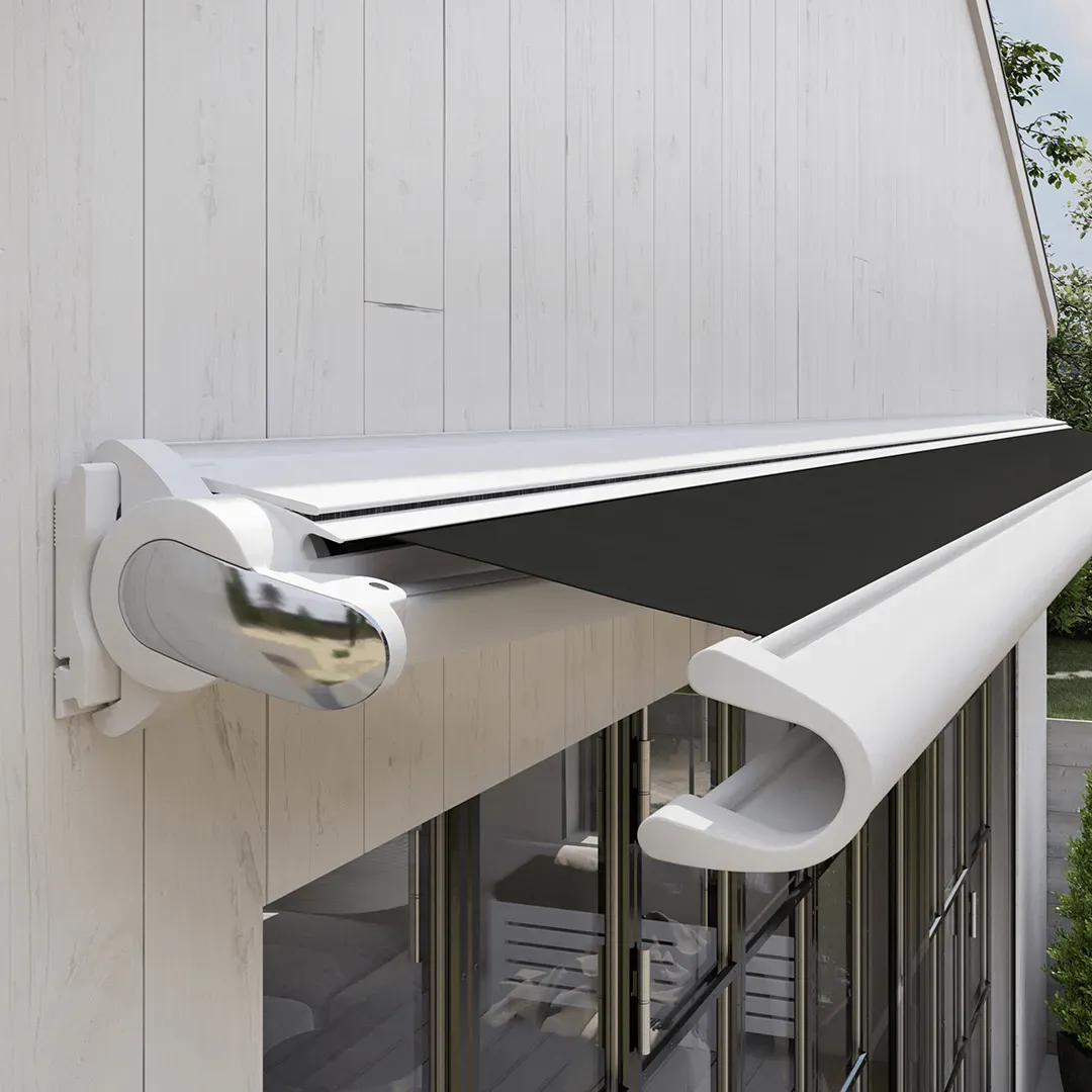 Ein weißes Gebäude mit einer schwarzen Markise an der Seite