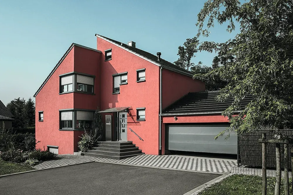 Ein rotes Haus mit dem Buchstaben E auf der Vorderseite