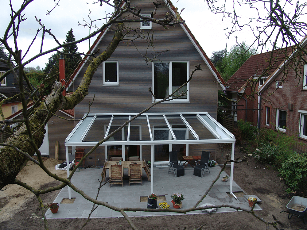 Ein Haus mit einer überdachten Terrasse davor