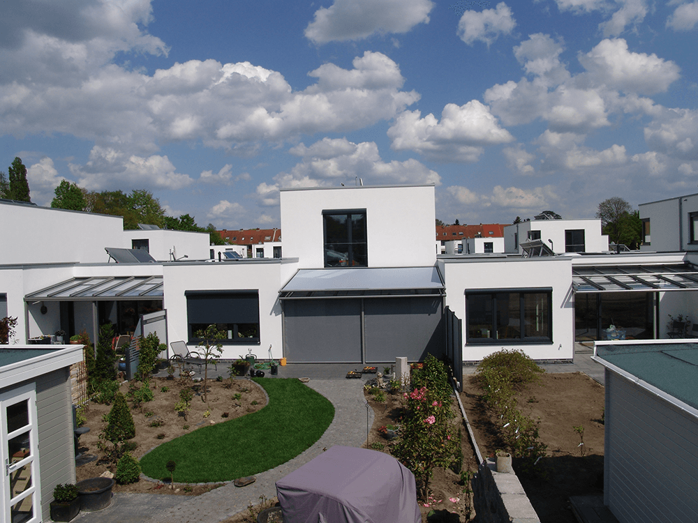 Ein Haus mit einer violetten Abdeckung auf dem Hinterhof