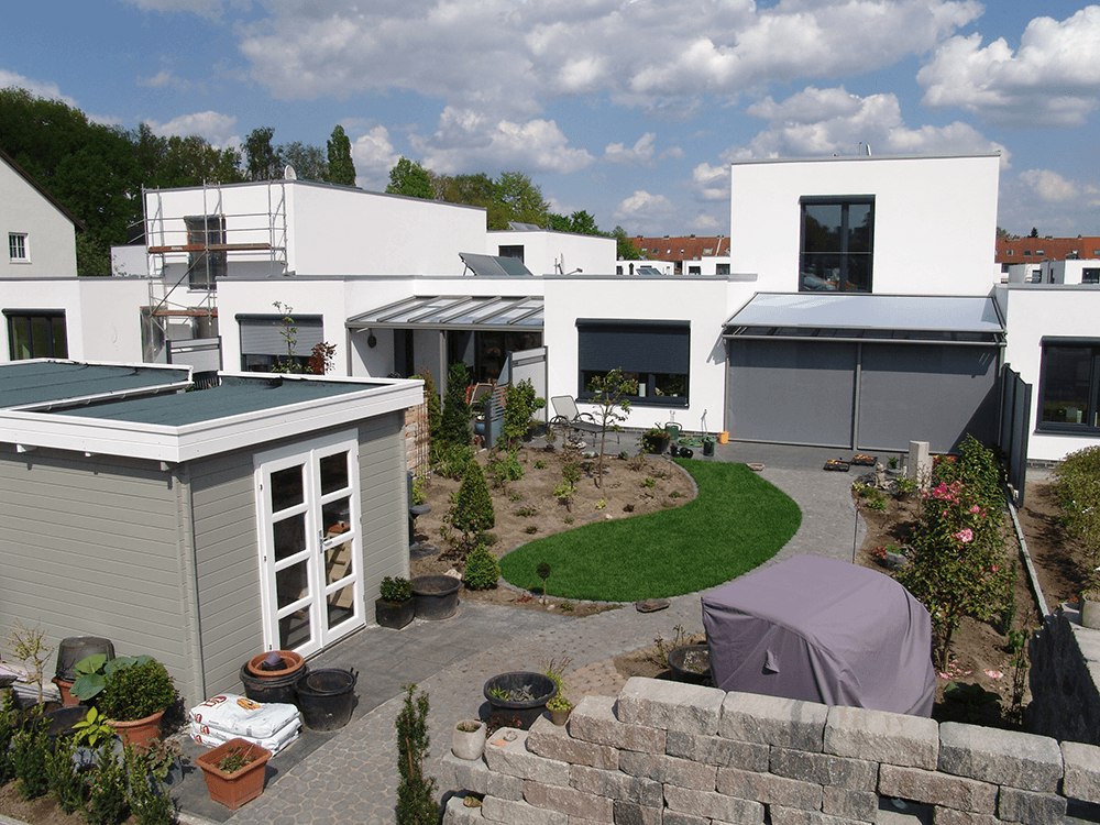 Eine Häuserreihe mit einem Schuppen in der Mitte