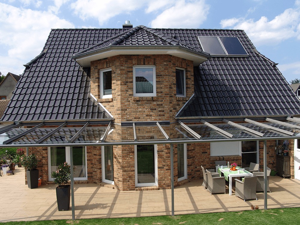 Ein großes Backsteinhaus mit einem schwarzen Dach