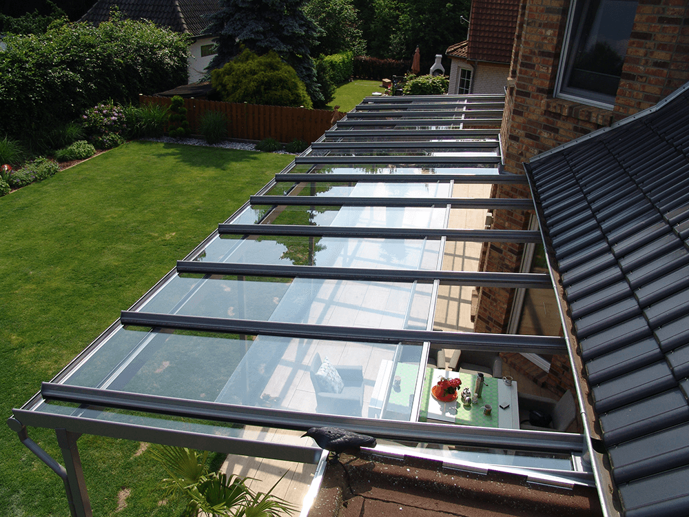 Ein Haus mit einem Glasdach und einem Tisch darunter