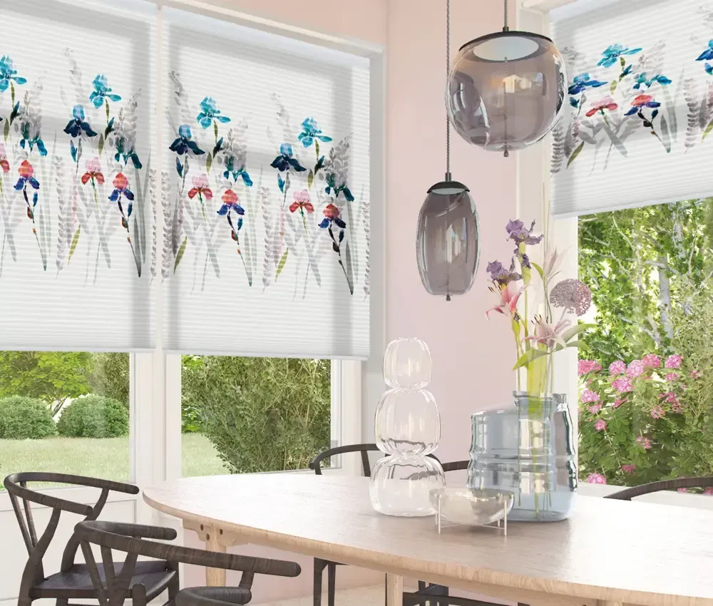 Ein Esszimmer mit einem Tisch und Stühlen und einem Fenster mit Blumen darauf.