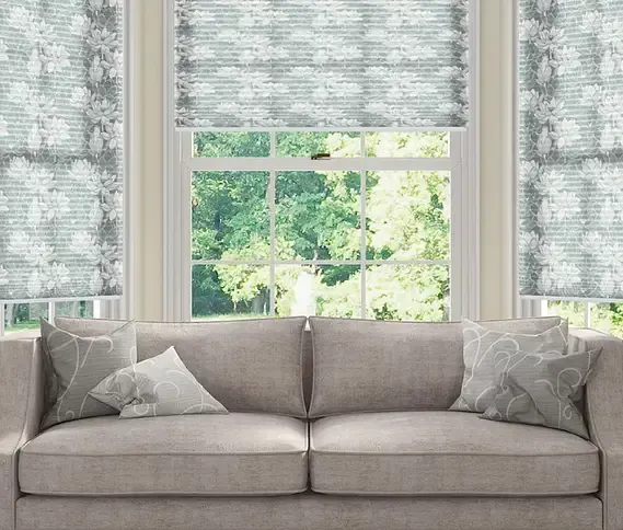 Ein Wohnzimmer mit einer Couch und zwei Fenstern mit Jalousien.