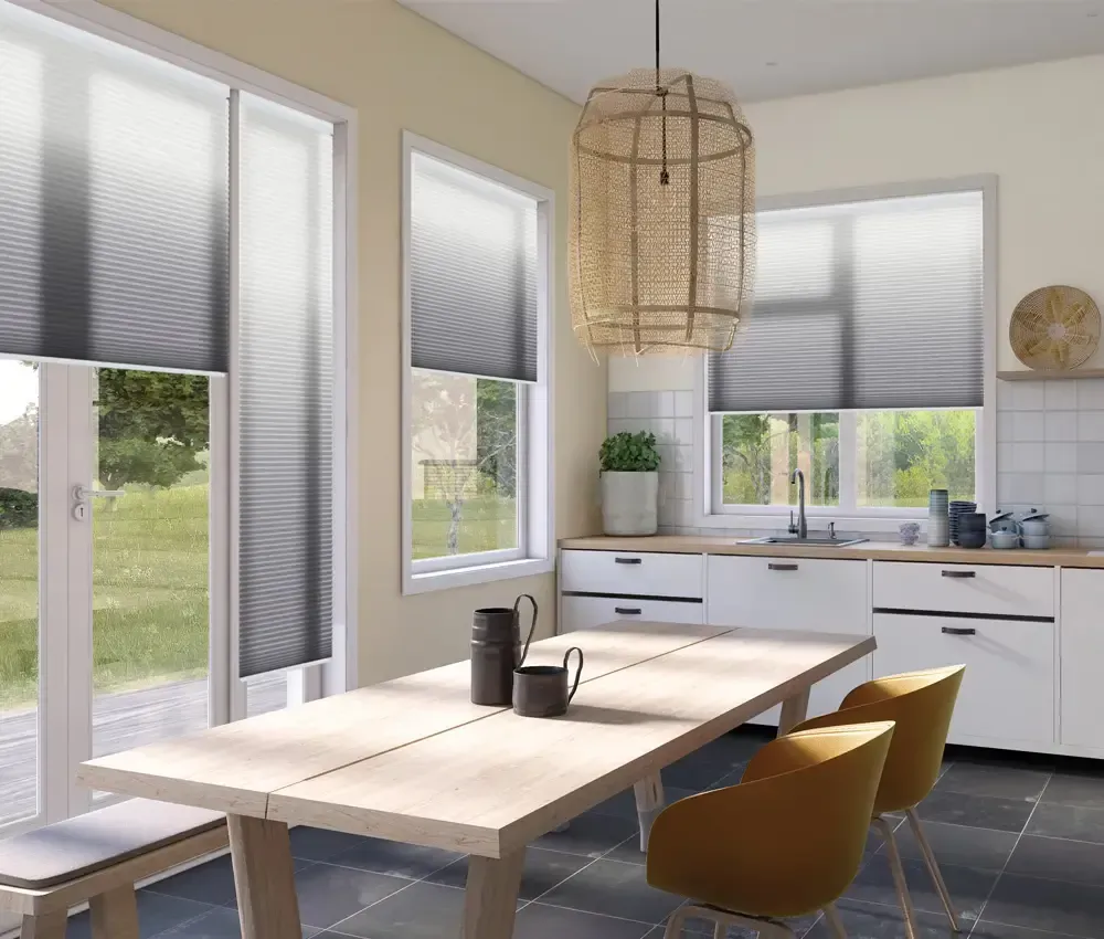 Eine Küche mit Tisch und Stühlen und einem Fenster mit Jalousien.