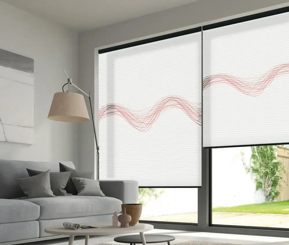 Ein Wohnzimmer mit einer Couch und einer Lampe