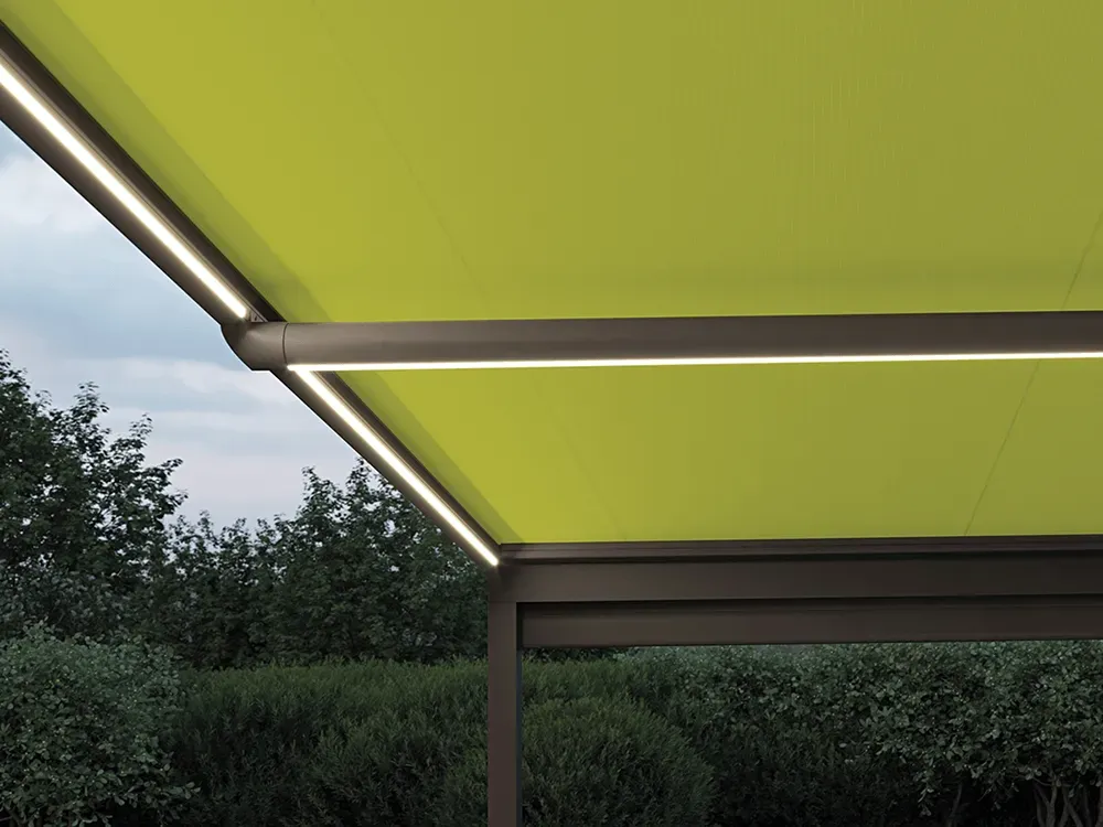 Eine gelbe Markise mit einem Licht an der Seite