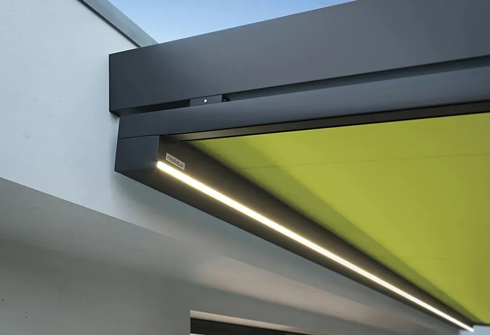 Ein Dach mit einer gelben Markise und einem Licht darauf