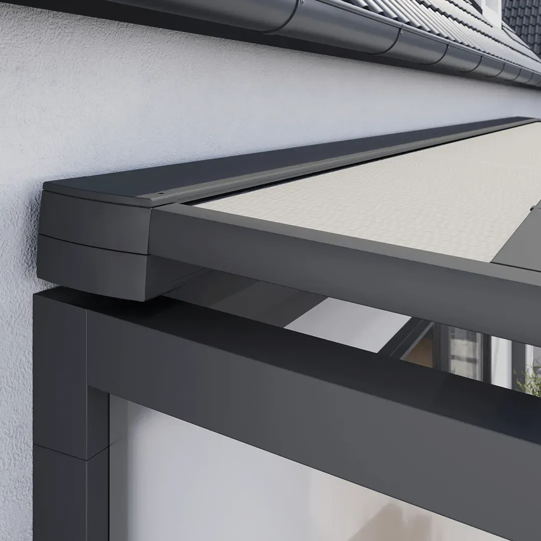 Eine Nahaufnahme eines Fensters mit einem Baldachin darüber