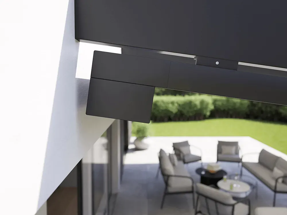 Eine Terrasse mit Sofa, Stühlen und Tisch