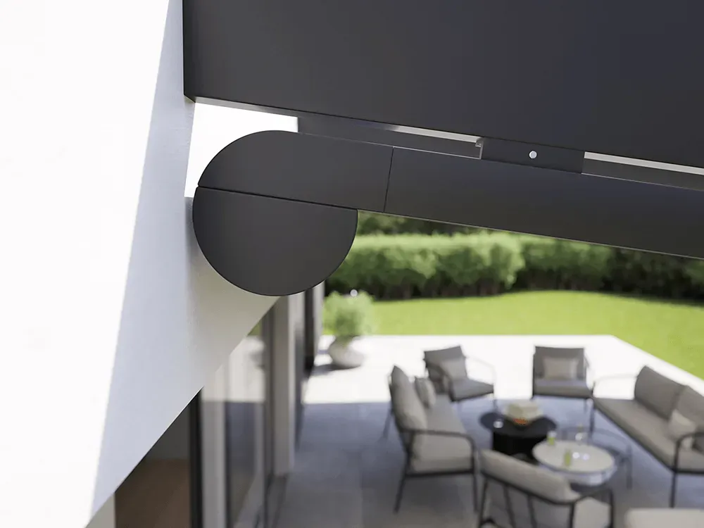 Eine Terrasse mit Sofa, Stühlen und Tisch