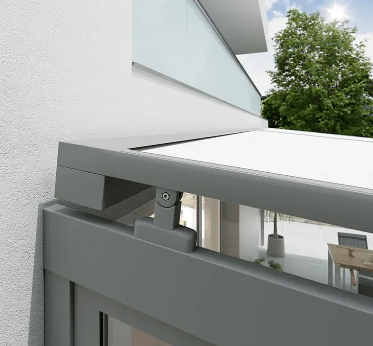Ein Balkon mit einer weißen Markise darüber