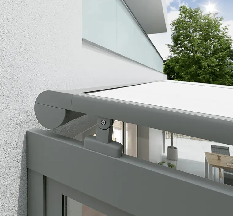 Eine weiße Markise ist an der Seite eines Gebäudes angebracht