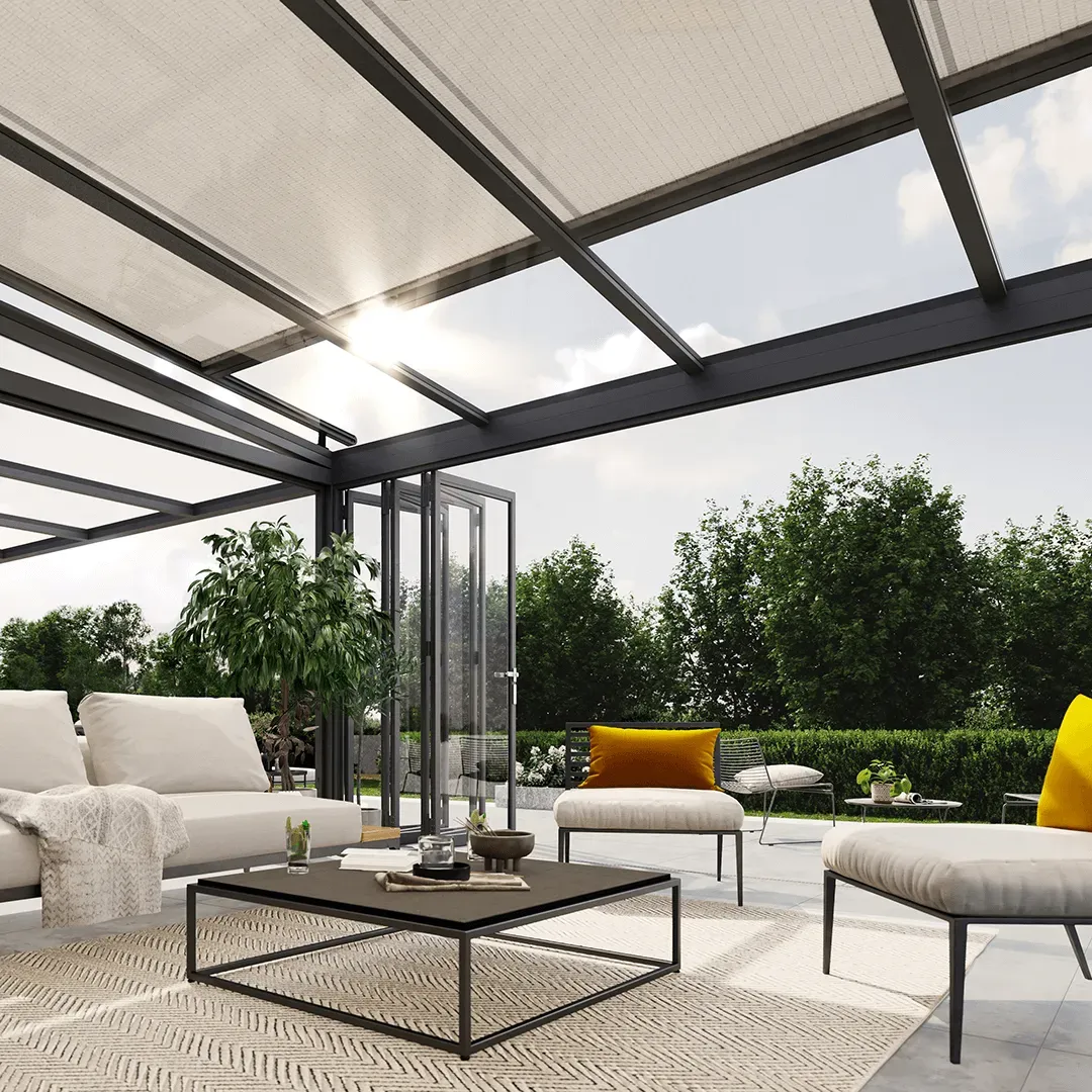 Ein Wohnzimmer mit einer Couch, Stühlen und einem Couchtisch.