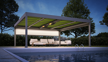 Eine Pergola steht neben einem Swimmingpool.