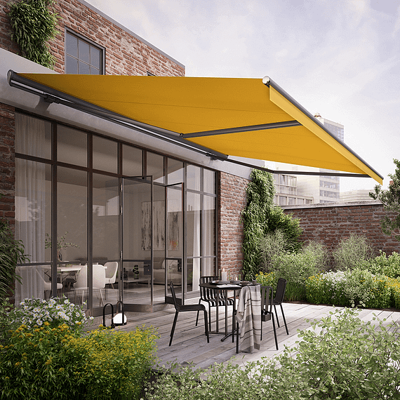 Eine Terrasse mit Tischen und Stühlen unter einer gelben Markise