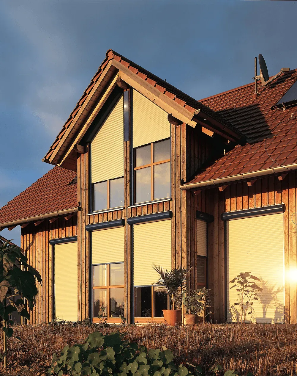 Ein Haus mit einem roten Dach und vielen Fenstern