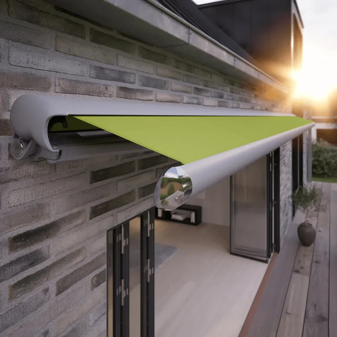 Eine grüne Markise befindet sich an der Seite eines Backsteingebäudes