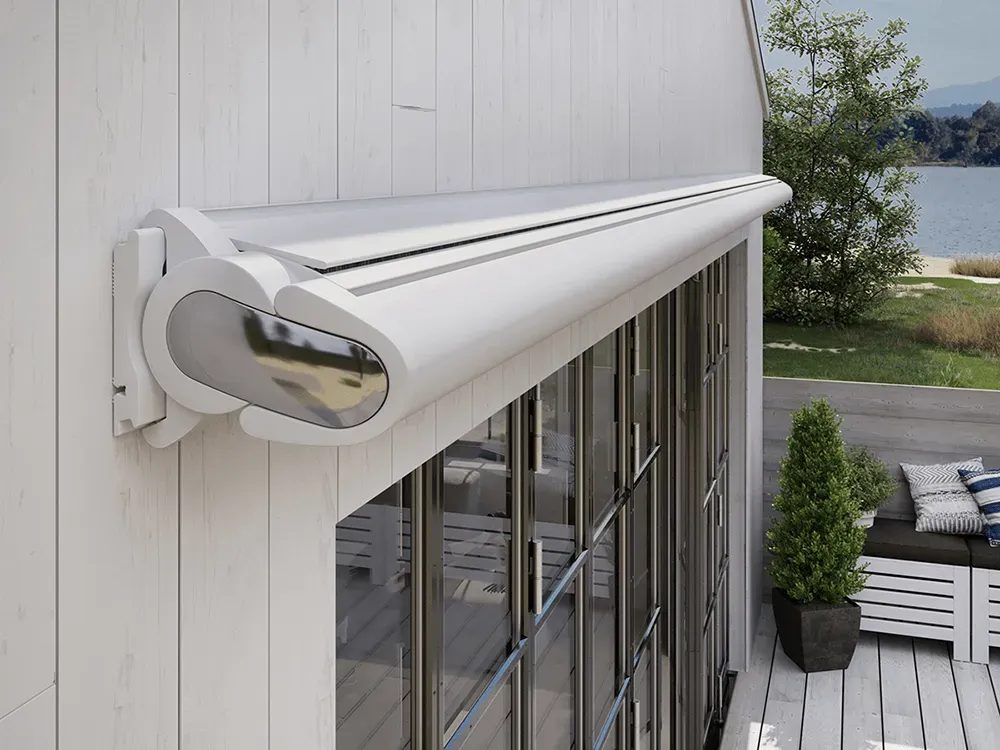 An der Seite eines Gebäudes ist eine weiße Markise angebracht.