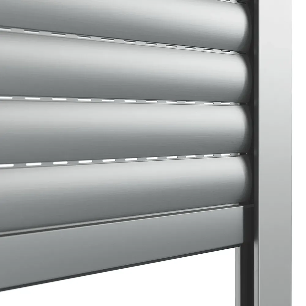 Eine Nahaufnahme eines grauen Rollladens auf weißem Hintergrund.