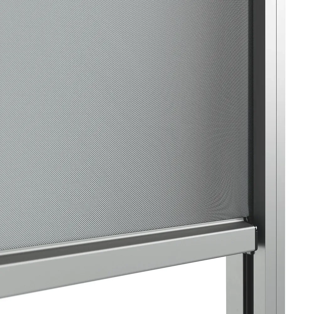 Eine Nahaufnahme eines Fliegengitters an einem Fenster mit Metallrahmen.