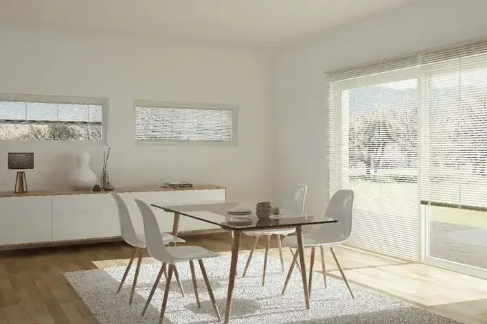 Ein Esszimmer mit Tisch und Stühlen und Glasschiebetüren.