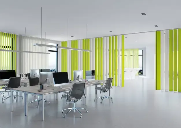 Ein Büro mit vielen Schreibtischen und Stühlen und grünen Jalousien.