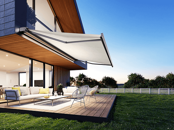 Künstlerische Darstellung eines Hauses mit Terrasse und Markise.