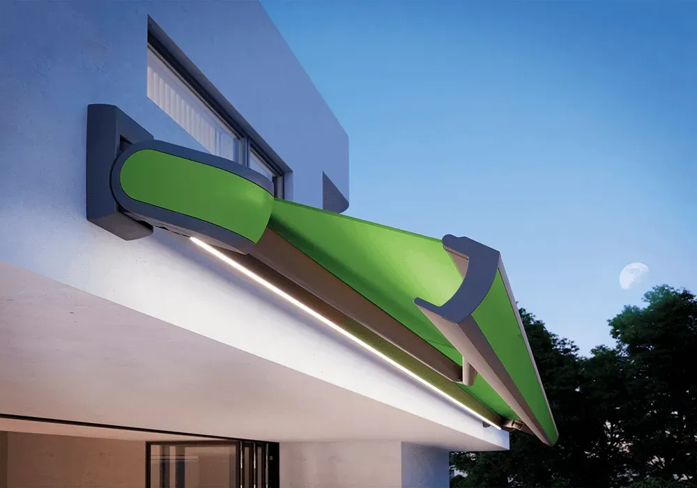 Eine grüne Markise befindet sich an der Seite eines Gebäudes