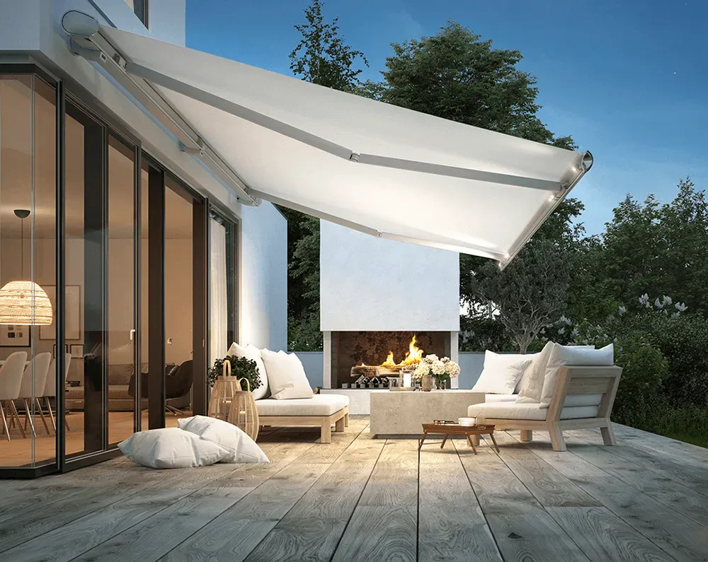 Eine Terrasse mit einer weißen Markise und einem Kamin.