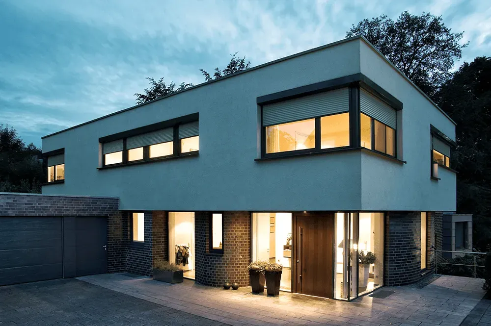 Ein Haus mit vielen Fenstern ist nachts beleuchtet