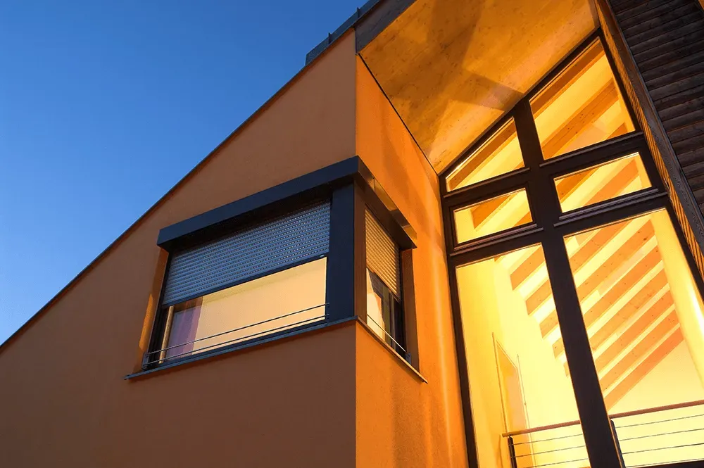 Ein Gebäude mit einem Kreuz in der Mitte