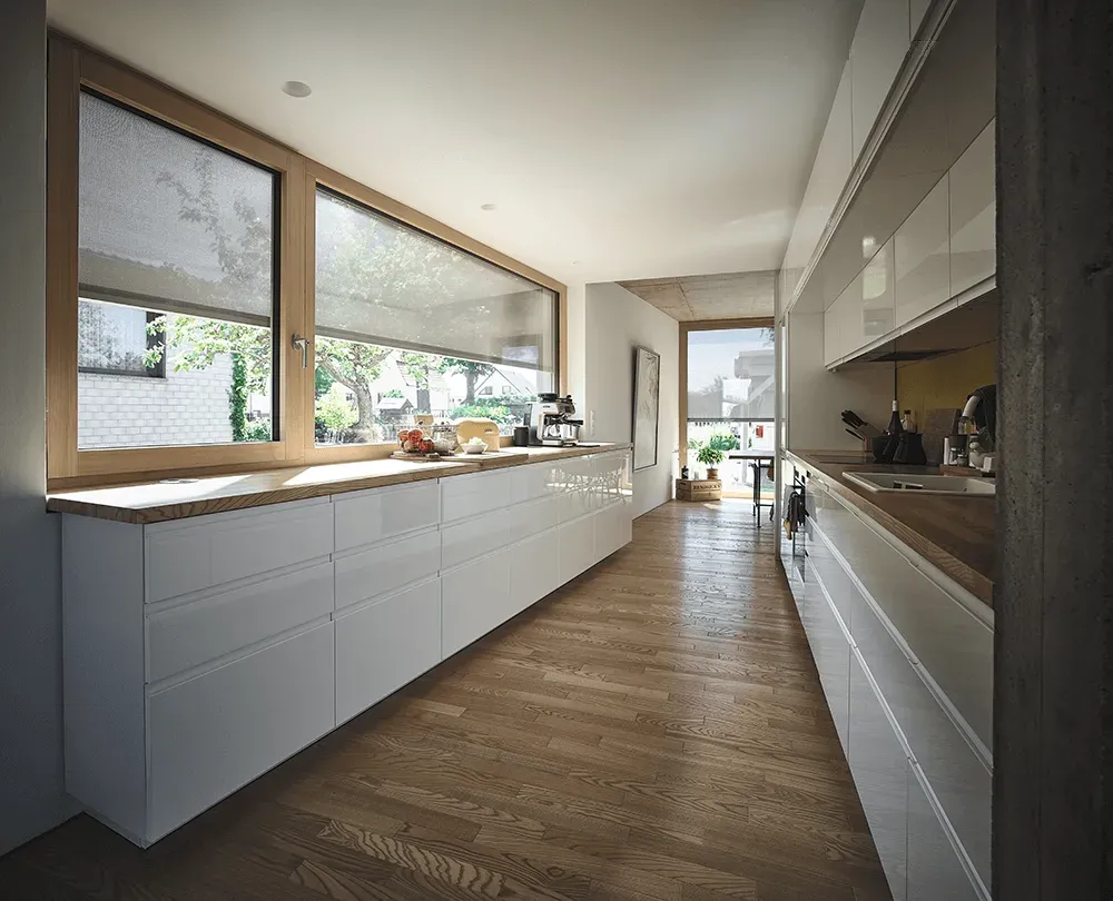 Eine Küche mit weißen Schränken und Holzböden