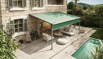 Eine Terrasse mit einer grünen Markise neben einem Swimmingpool.