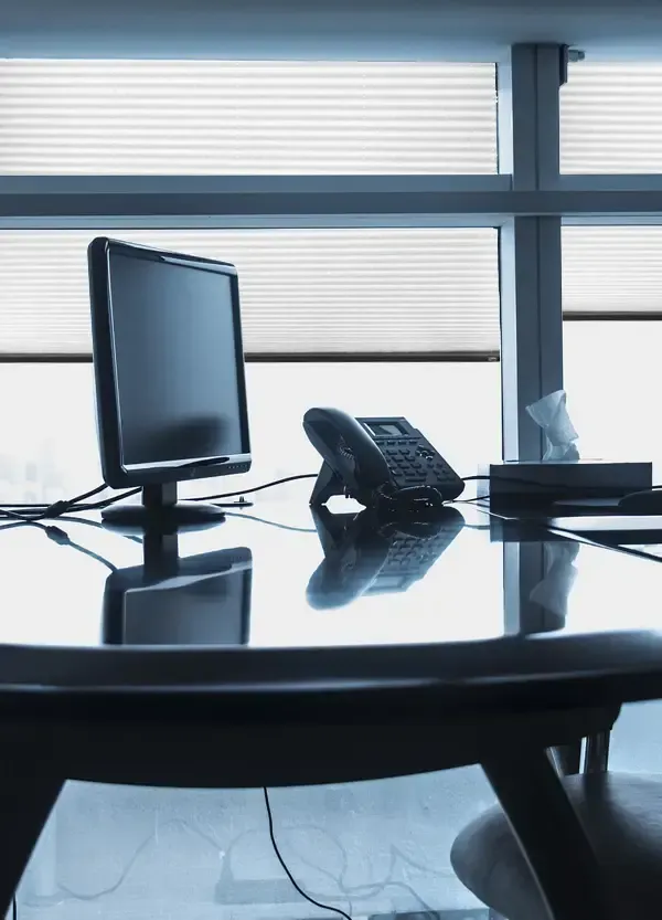 Ein Schreibtisch mit einem Computer und einem Telefon darauf