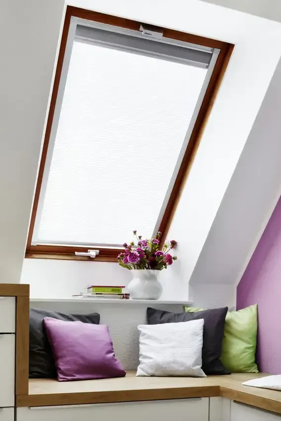 In der Decke ist ein Fenster mit einer Vase mit Blumen darauf.