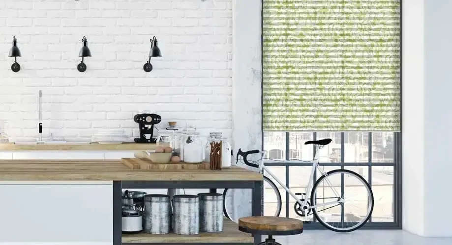 Eine Küche mit einem vor einem Fenster geparkten Fahrrad.