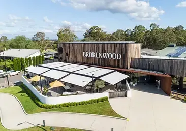 Eine Luftaufnahme eines Restaurants namens Brokenwood.