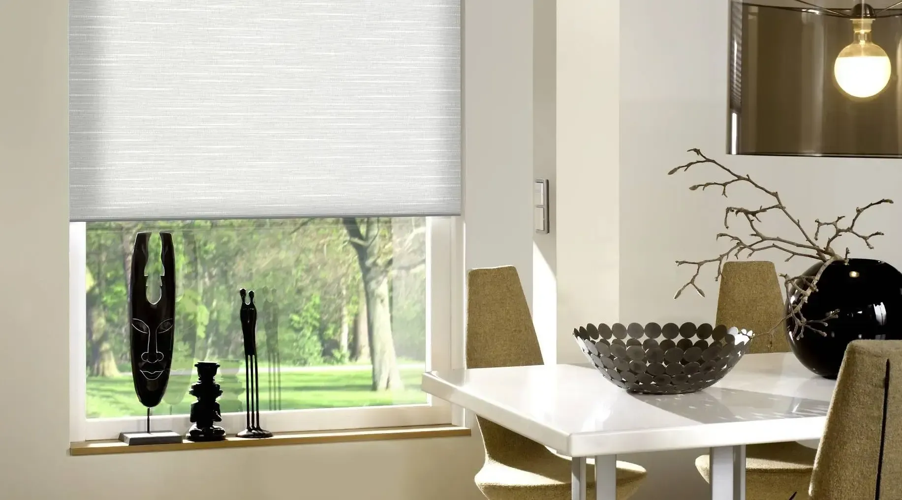 Ein Esszimmer mit Tisch und Stühlen und einem Fenster mit Jalousien